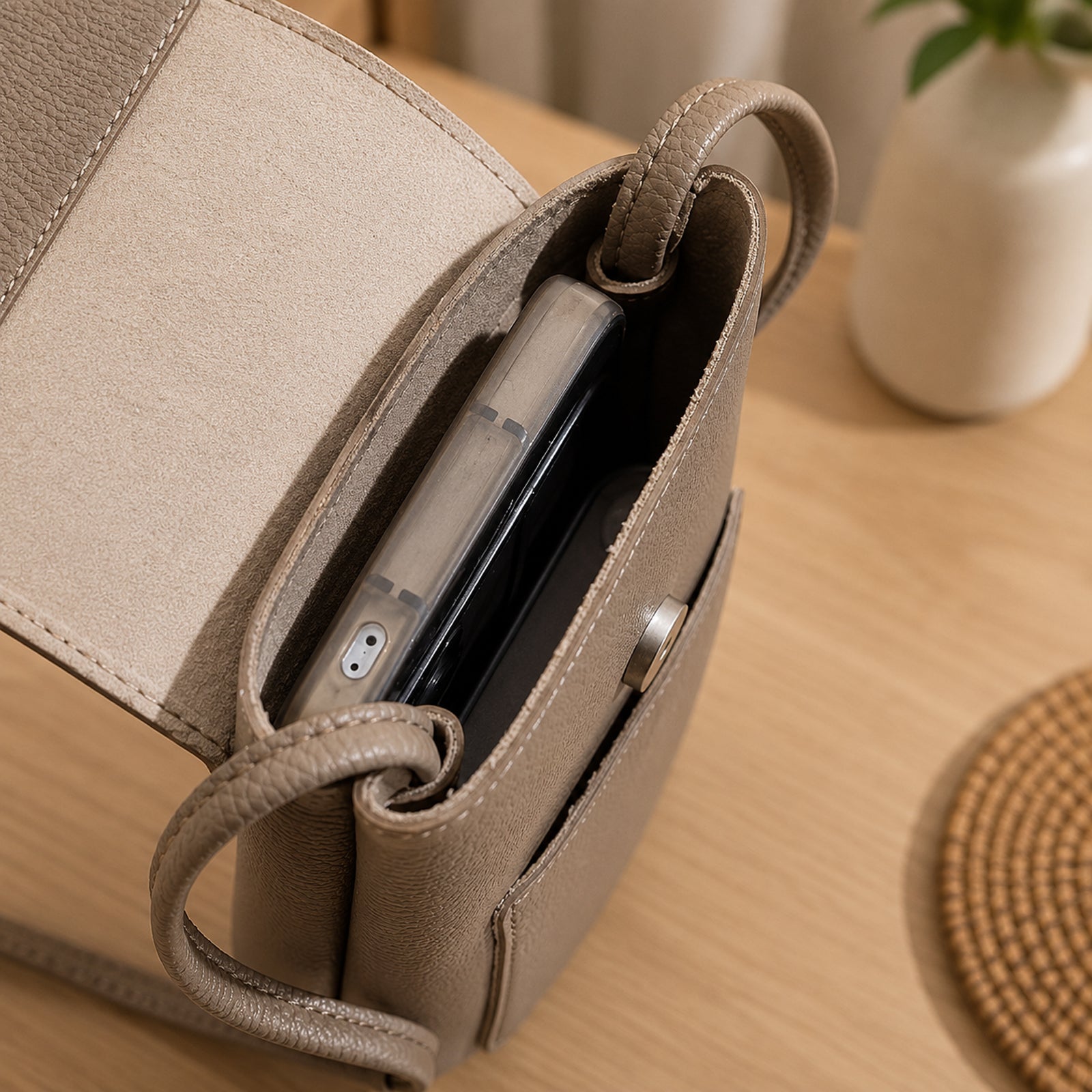 Casual Phone Carrier, Street-Ready Style